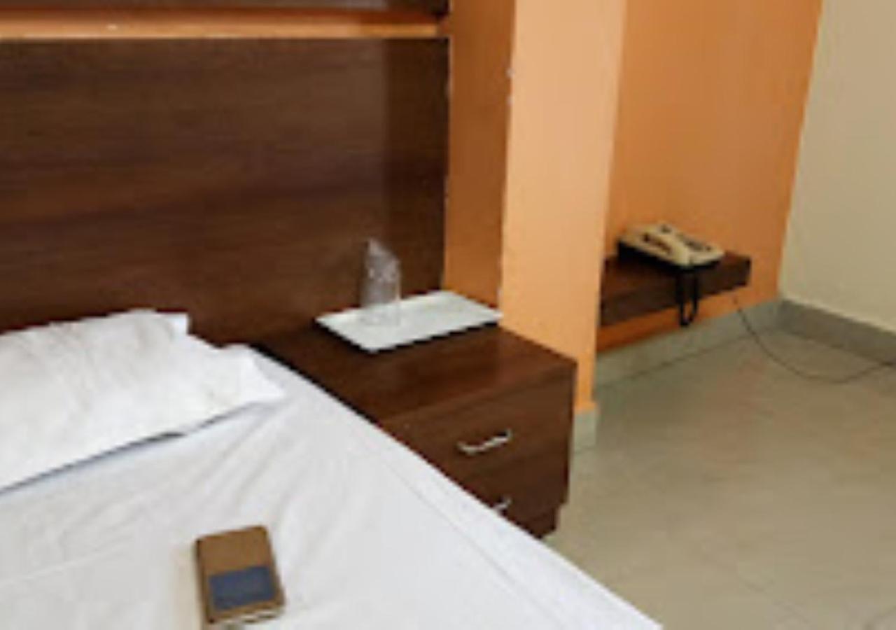 Hotel Mayur Restaurant Chandrapur エクステリア 写真